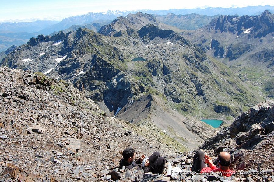 12-I due escursionisti di prima si godono il panorama e il pranzo.jpg